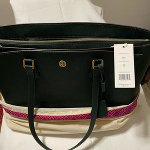 I’m selling a Tory Burch bag, Brand New, Never used.
